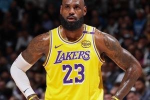 美记更正：詹姆斯今夏并未向湖人提出提前续约要求！
