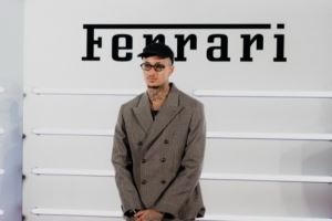 这局有点高端了！库兹马出席法拉利SS26时装秀！