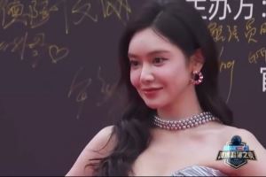 美女主持人美娜亮相微博篮球之夜 一身礼服仙气飘飘