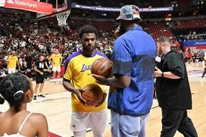 夸梅：布朗尼不像NBA球员&没篮没防守没身高 更适合做游戏主播