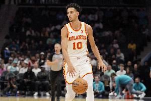 斯奈德：里萨谢在场上的判断进步很大 进攻端的打法也变得多元化