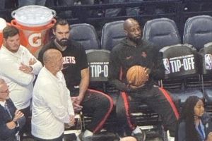 雷记：亚当斯和姐夫提前从更衣室溜出来 观看了老东家的颁奖仪式