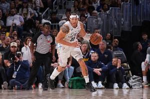 戈登50分10三分？库里：太离谱了 不管他休赛期怎么练的&都奏效了