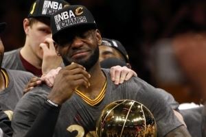 詹姆斯：我在骑士热火湖人都应该得到5亿合同 我在这三队都夺冠了
