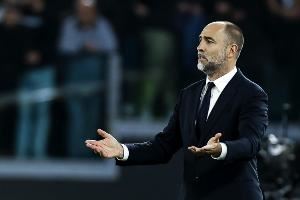 尤文此前已11次赛季中途换帅，98-99赛季安切洛蒂曾接替里皮