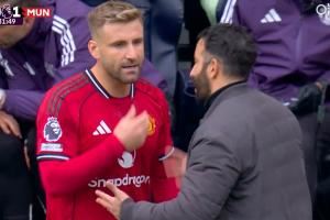  全队庆祝姆伯莫进球时，阿莫林急忙找到卢克肖耳语布置