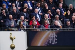  亲自督战！拉特克利夫现场观看曼联vs热刺，贝拉达威尔科克斯陪同