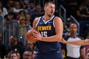  努力做到不摊手不抱怨！约基奇：今年新目标是不再对裁判大吼大叫