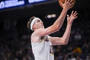 连珠炮！里夫斯外线开火独中2记三分 帮助湖人保持场上优势