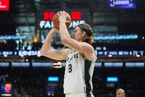  无处不在！奥利尼克上篮得手后抢断灰熊发球 强攻再造杀伤